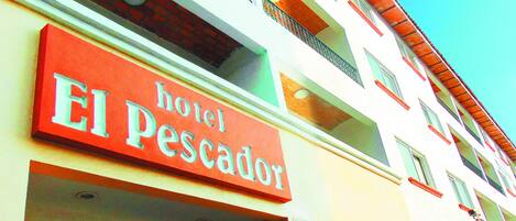A hotel sign reading "El Pescador".