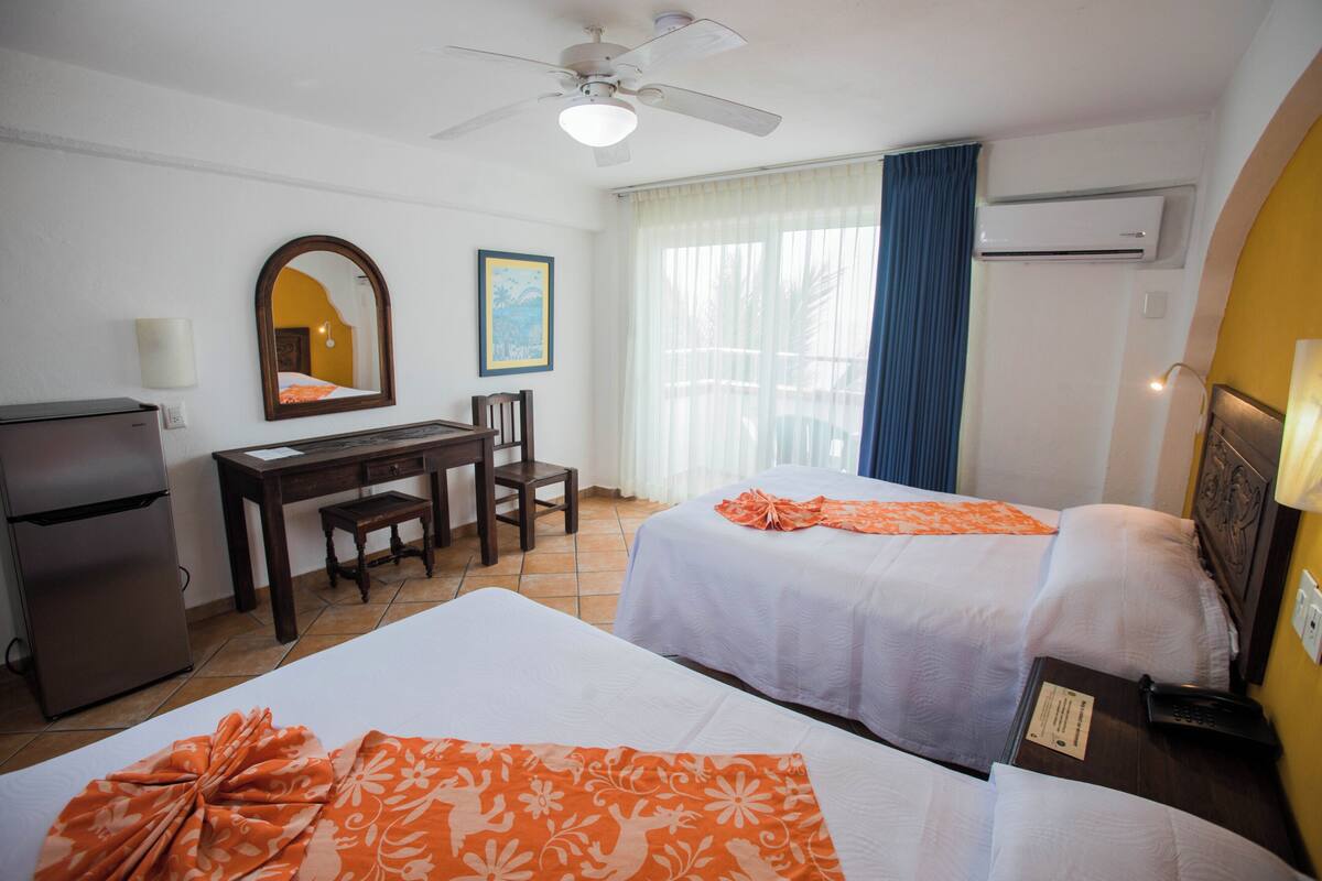 Habitación estándar, 2 camas dobles, vistas al mar | Ropa de cama de alta calidad, caja fuerte, escritorio