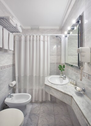 Combined shower/bathtub, deep-soaking bathtub, rainfall showerhead - Hotel Impala (Buenos Aires)