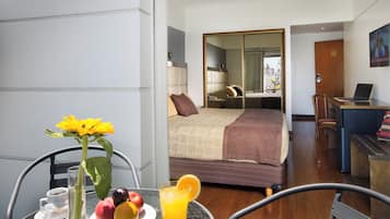 Studio Suite Mewah | Seprai premium, minibar, brankas, dan meja kerja
