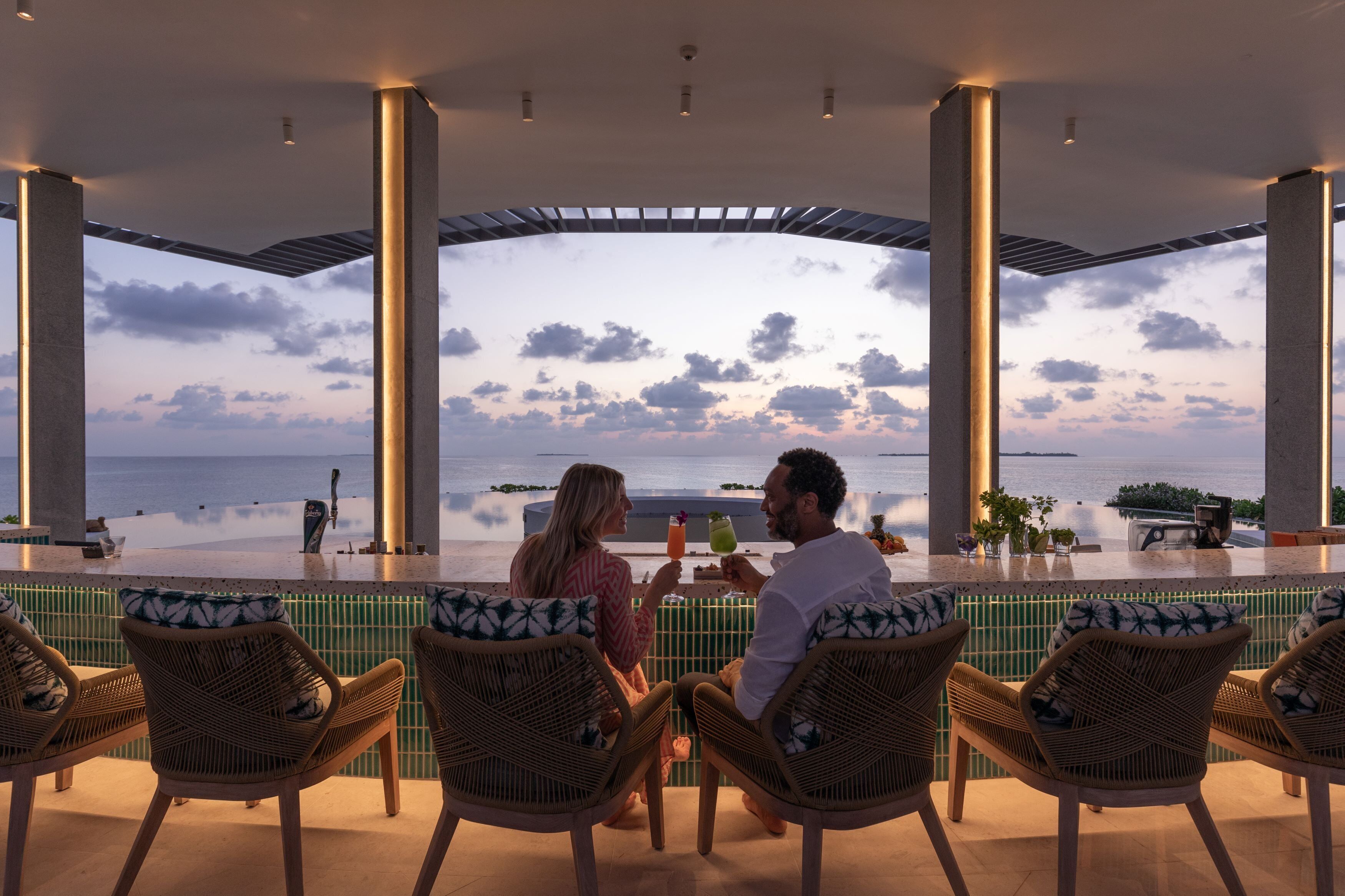 5 restaurants, lunch, dinner, brunch served; international cuisine 