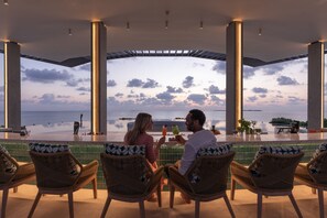 5 من المطاعم، حيث تُقدم وجبات الغداء، العشاء، الأطباق العالمية