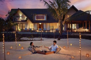 5 restaurants, lunch, dinner, brunch served; international cuisine  - Six Senses Kanuhura (Kanuhura)