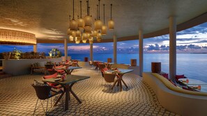 5 restaurantes; se sirven almuerzos, cenas y cocina internacional 