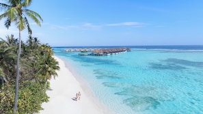 Plage, sable blanc, cabines gratuites, chaises longues
