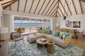 Villa, 2 habitaciones, alberca privada, sobre el agua | Área de sala de estar | Televisión LCD, juguetes y películas con cargo 