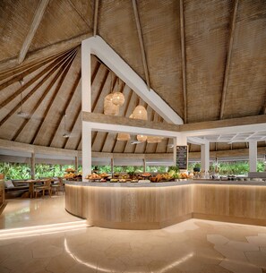 5 restaurantes; se sirven comidas, cenas y brunch