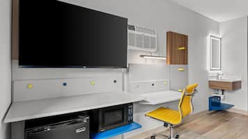 Room, 1 Queen Bed, Non Smoking | 書桌、筆電工作空間、遮光布/窗簾、熨斗/熨衣板
