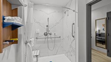 Suite, 1 très grand lit, accessible aux personnes à mobilité réduite (Bathtub w/ Grab Bars) | Salle de bain accessible aux personnes à mobilité réduite