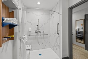 Suite, 1 très grand lit, accessible aux personnes à mobilité réduite (Bathtub w/ Grab Bars) | Salle de bain accessible aux personnes à mobilité réduite