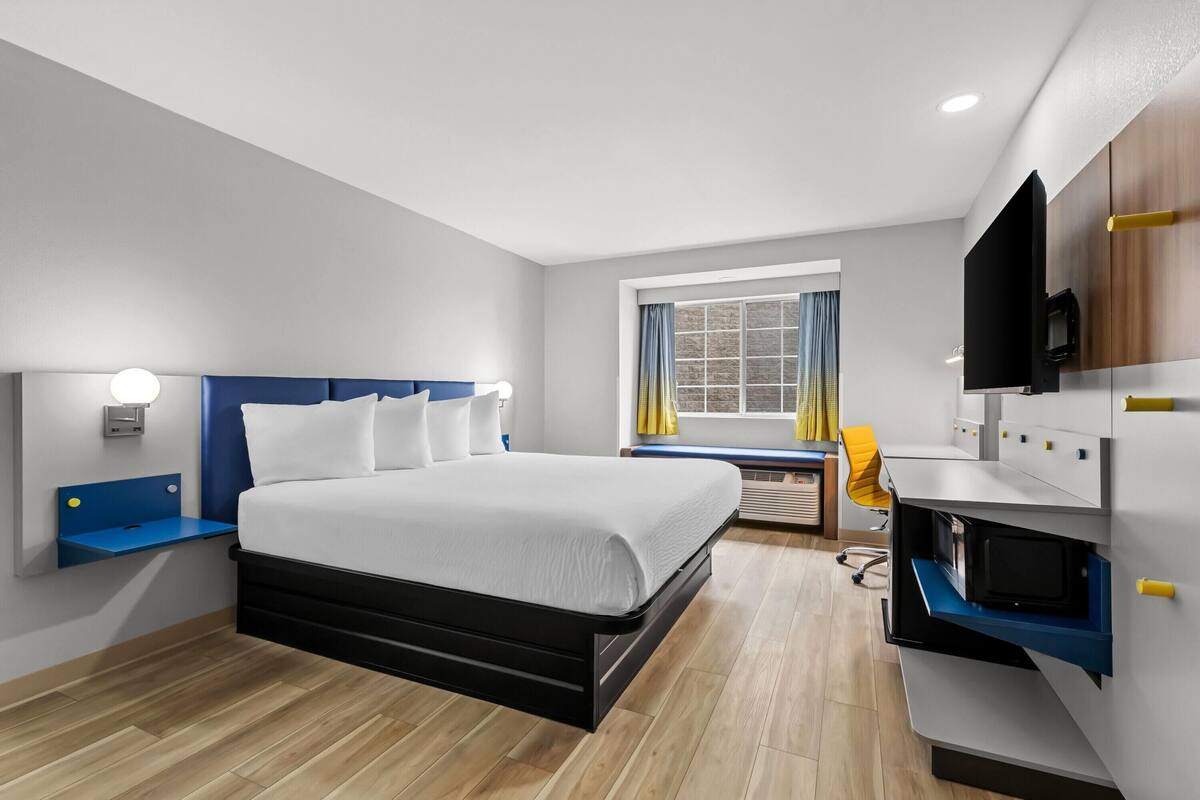 ห้องพัก, เตียงคิงไซส์ 1 เตียง, พร้อมสิ่งอำนวยความสะดวกสำหรับผู้พิการ (Bathtub W/grab Bars) | โต๊ะทำงาน, พื้นที่ทำงานแบบใช้แล็ปท็อป, ผ้าม่านกันแสง, เตารีด/โต๊ะรีดผ้า