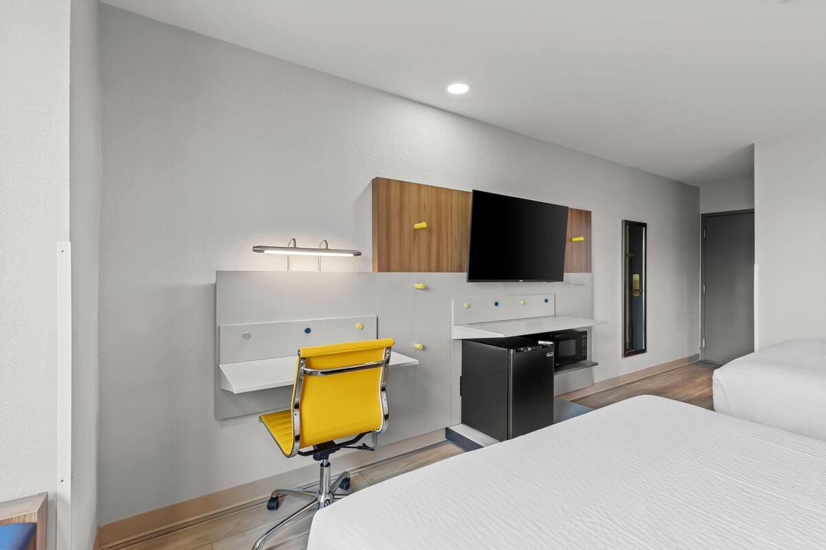 Standard Room, 2 Queen Beds, Non Smoking | โต๊ะทำงาน, พื้นที่ทำงานแบบใช้แล็ปท็อป, ผ้าม่านกันแสง, เตารีด/โต๊ะรีดผ้า
