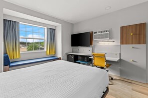 Room, 1 Queen Bed, Non Smoking | Schreibtisch, laptopgeeigneter Arbeitsplatz, Verdunkelungsvorhänge