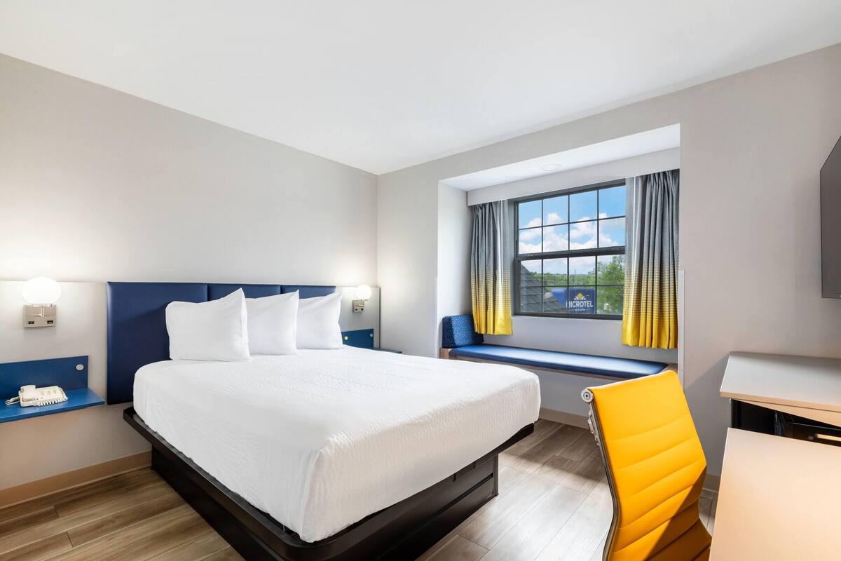 Room, 1 Queen Bed, Non Smoking | โต๊ะทำงาน, พื้นที่ทำงานแบบใช้แล็ปท็อป, ผ้าม่านกันแสง, เตารีด/โต๊ะรีดผ้า