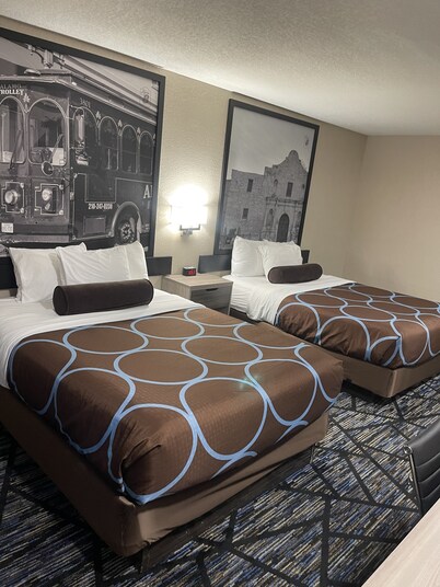 Super 8 by Wyndham San Antonio Downtown NE