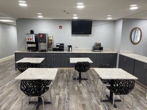 Breakfast area - Super 8 by Wyndham San Antonio Downtown NE (San Antonio)