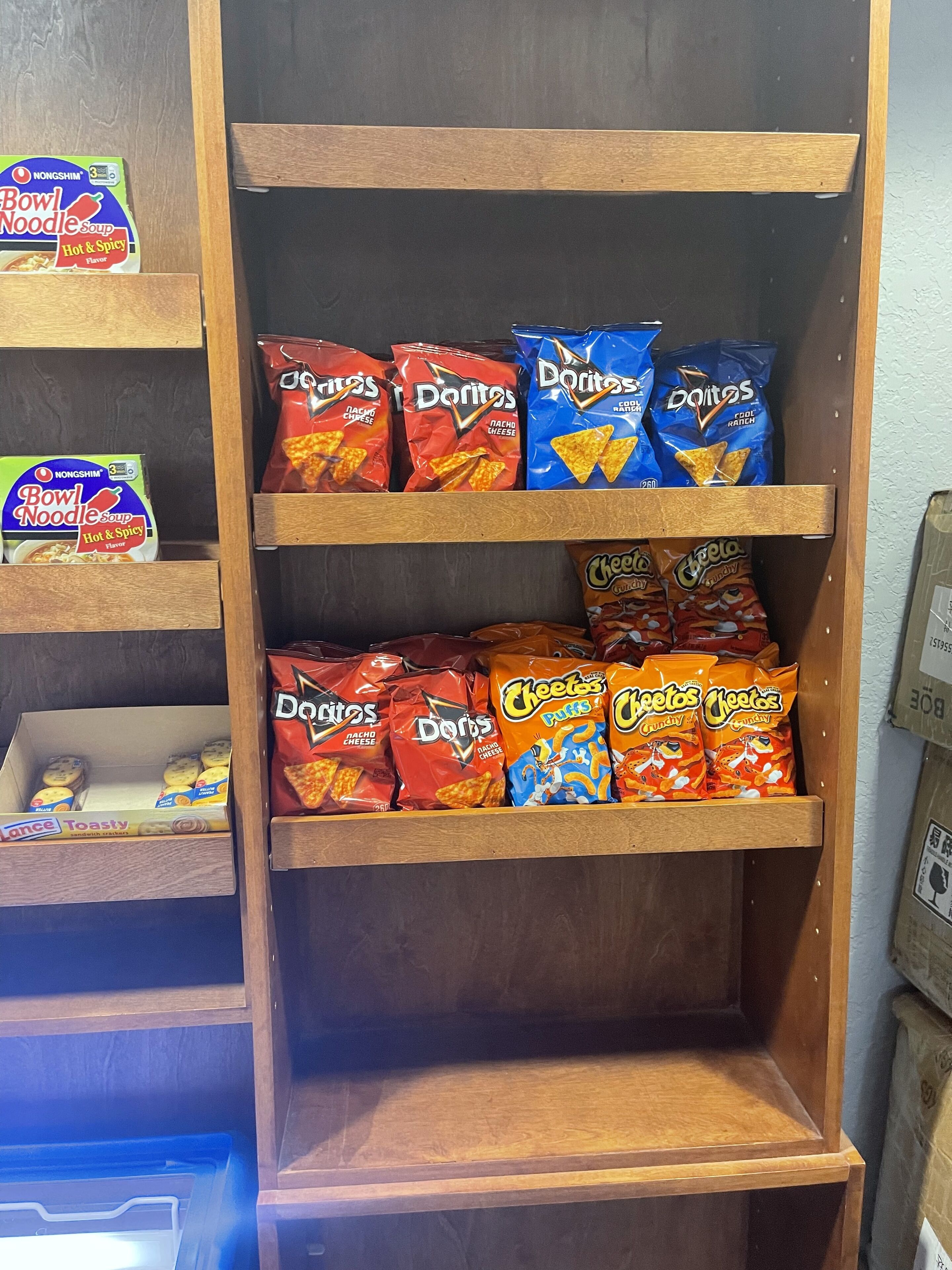 Una presentación de bocadillos con varias bolsas de Doritos y Cheetos.