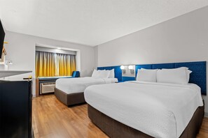 Habitación estándar, 2 camas Queen size | Caja de seguridad en la habitación, escritorio y cortinas blackout 