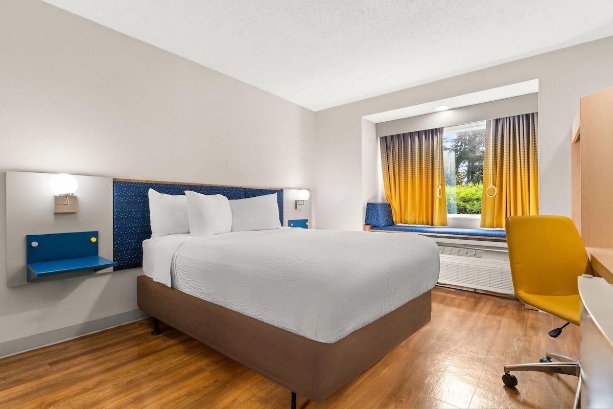 Chambre, 1 grand lit, accessible aux personnes à mobilité réduite, non-fumeurs (Roll-In Shower) | Coffres-forts dans les chambres, bureau, rideaux occultants