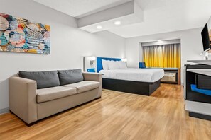 Suite, 1 très grand lit, non-fumeur | Coffre-fort, bureau, rideaux d’obscurcissement