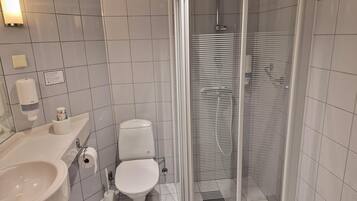 Standard Single Room | Bathroom | Shower, towels, soap, shampoo