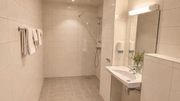 Standard Twin Room, Mobility Accessible | Bathroom