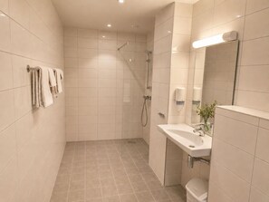 Standard Twin Room, Mobility Accessible | Bathroom - Haukeland Hotell (Bergen)