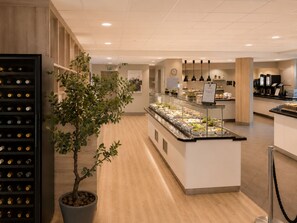 Free daily buffet breakfast  - Haukeland Hotell (Bergen)