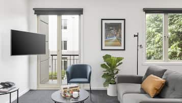 Apartamento, 2 quartos | Área de estar | Smart TV