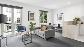 Apartamento, 2 quartos | Área de estar | Smart TV