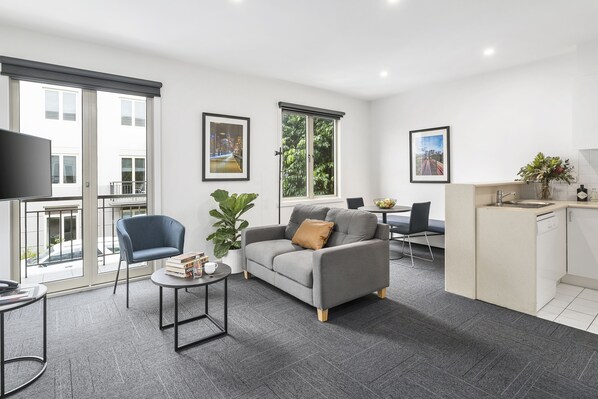 Apartamento, 2 habitaciones | Zona de estar | Una Smart TV
