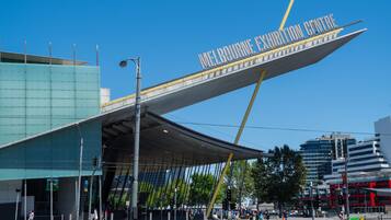 Centro de Exposições de Melbourne com estrutura de telhado marcante e arquitetura moderna.