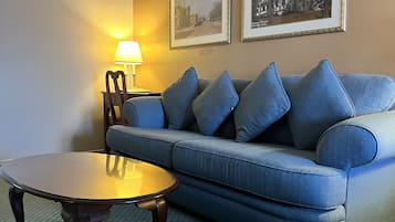 King Mini Suite | Living area | 32-inch flat-screen TV with cable channels, TV