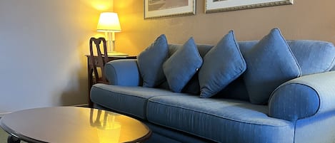 Chambre Simple | Coin séjour | Télévision à écran plat de 32 pouces avec chaînes par câble, télévision