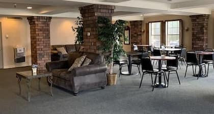 Hardman House Inn & Suites