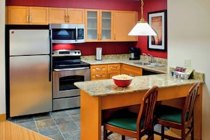 Full-size fridge, microwave, stovetop, dishwasher