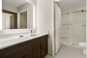 Ensemble douche/baignoire, articles de toilette gratuits, sèche-cheveux