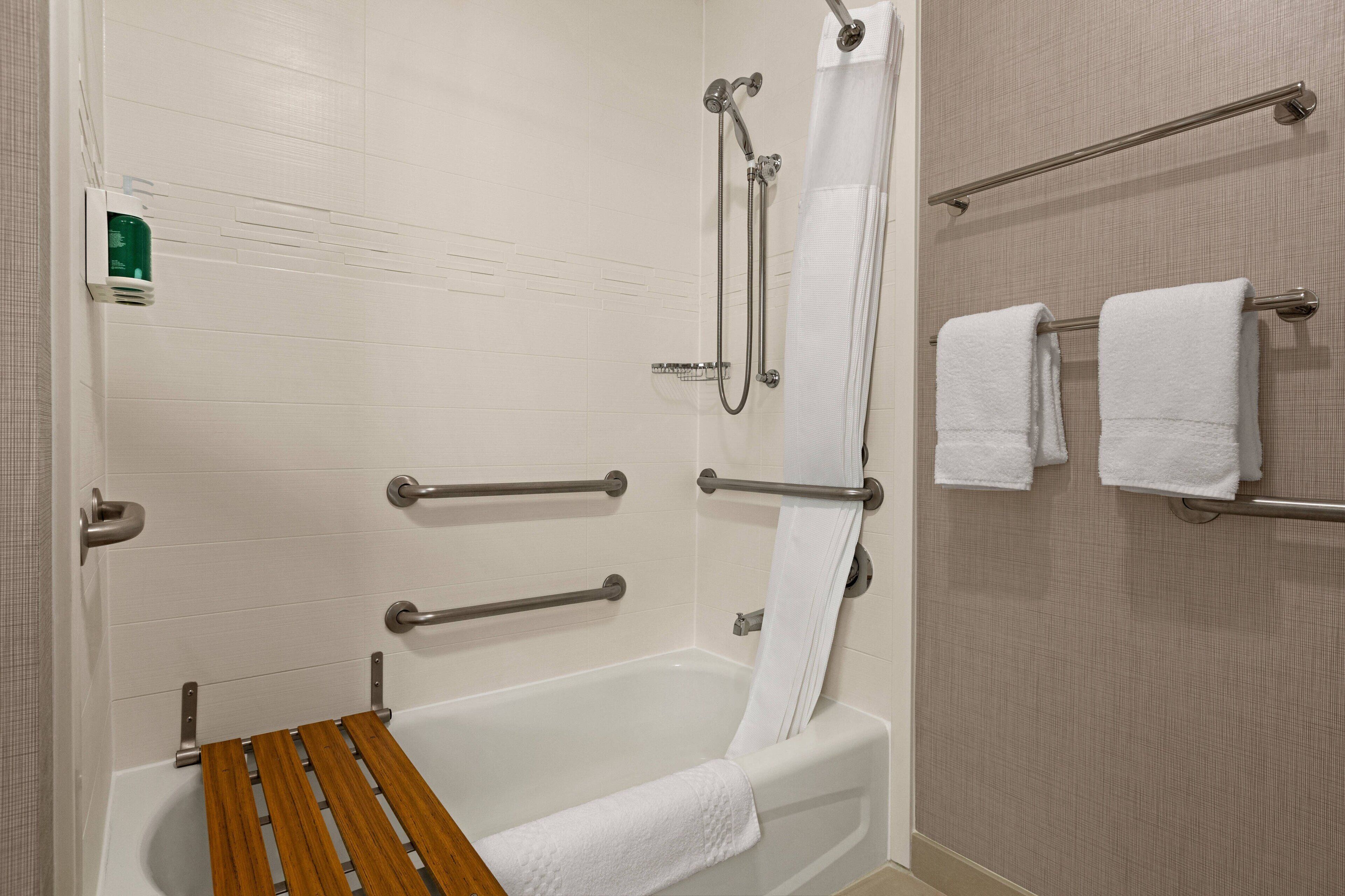 combined shower/bathtub, free toiletries, hair dryer, towels