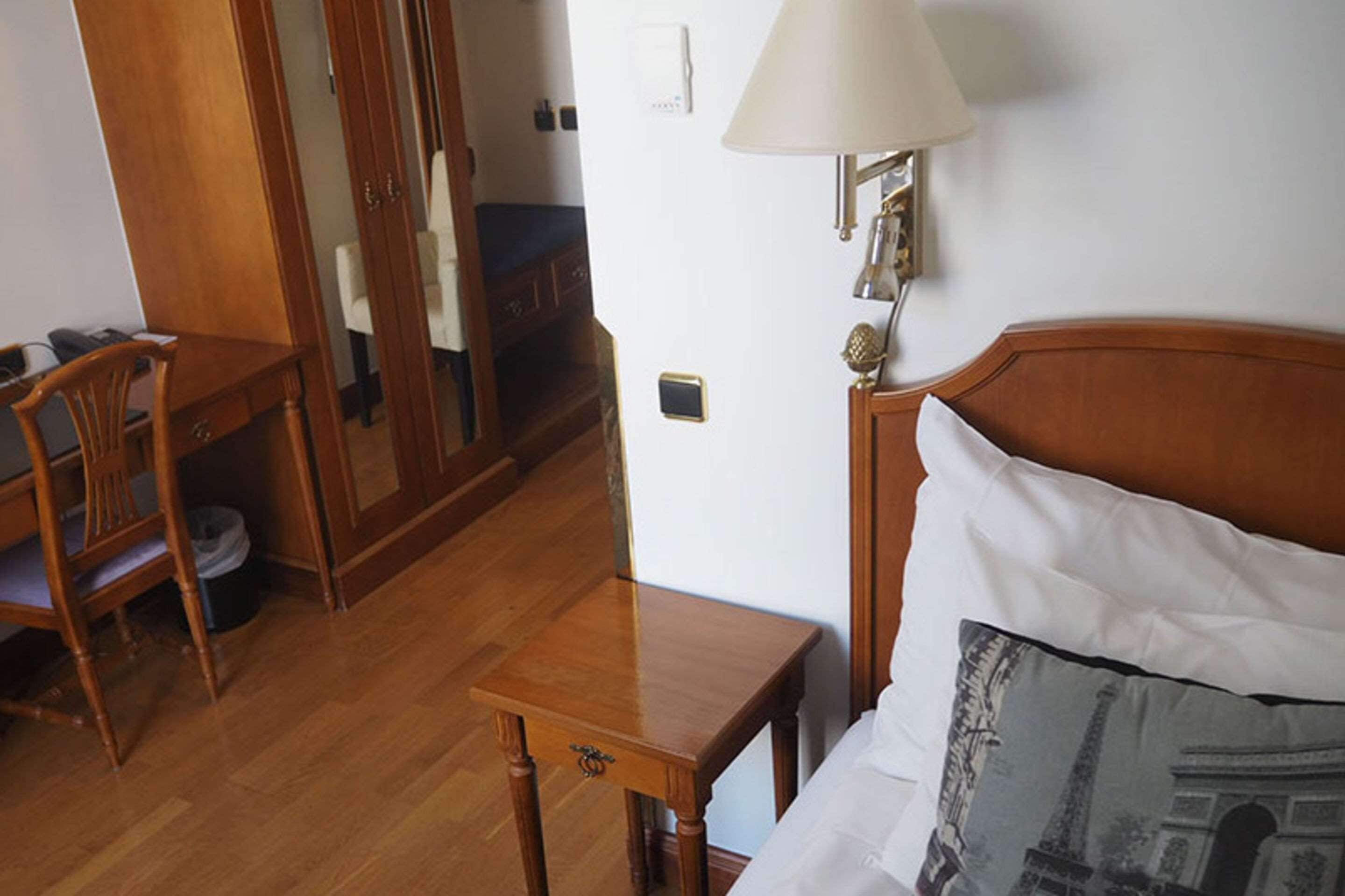 Compact Single | Minibar, individually decorated, desk, laptop workspace