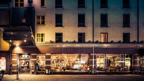 A hotel with a ground floor restaurant and upper residential units. - Clarion Hotel Örebro (Örebro)