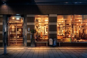 Fachada de la propiedad por la tarde o noche