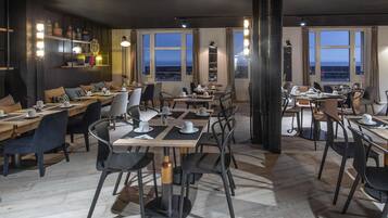 Petit déjeuner continental (20 EUR par personne)