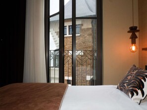 Pillowtop beds, in-room safe, desk, blackout drapes