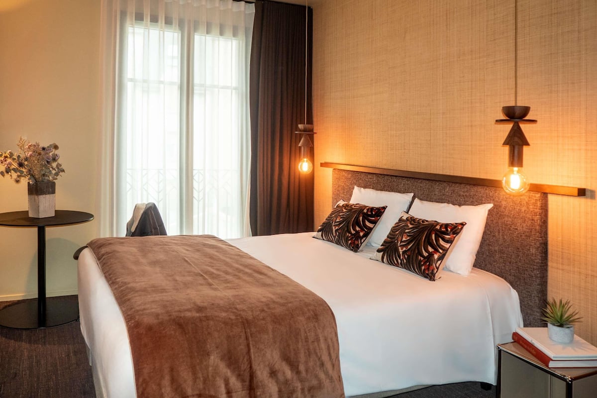 Surmatelas, coffres-forts dans les chambres, bureau, rideaux occultants