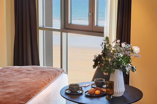Pillowtop beds, in-room safe, desk, blackout drapes