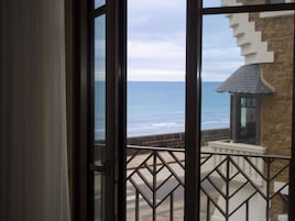 Habitación clásica, 1 cama doble, vistas parciales al mar | Colchones con acolchado adicional, caja fuerte, escritorio