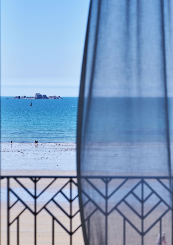 SuĂte, 1 cama King e sofĂĄ-cama, vista para o mar | Camas com colchĂ”es pillow-top, cofres nos quartos, escrivaninha