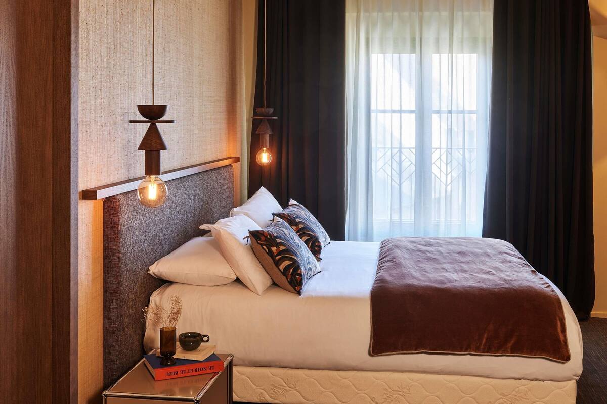 ห้องคลาสสิก, เตียงใหญ่ 1 เตียง | เตียงพร้อมฟูกเสริมที่นอน, ตู้นิรภัยในห้องพัก, โต๊ะทำงาน, ผ้าม่านกันแสง