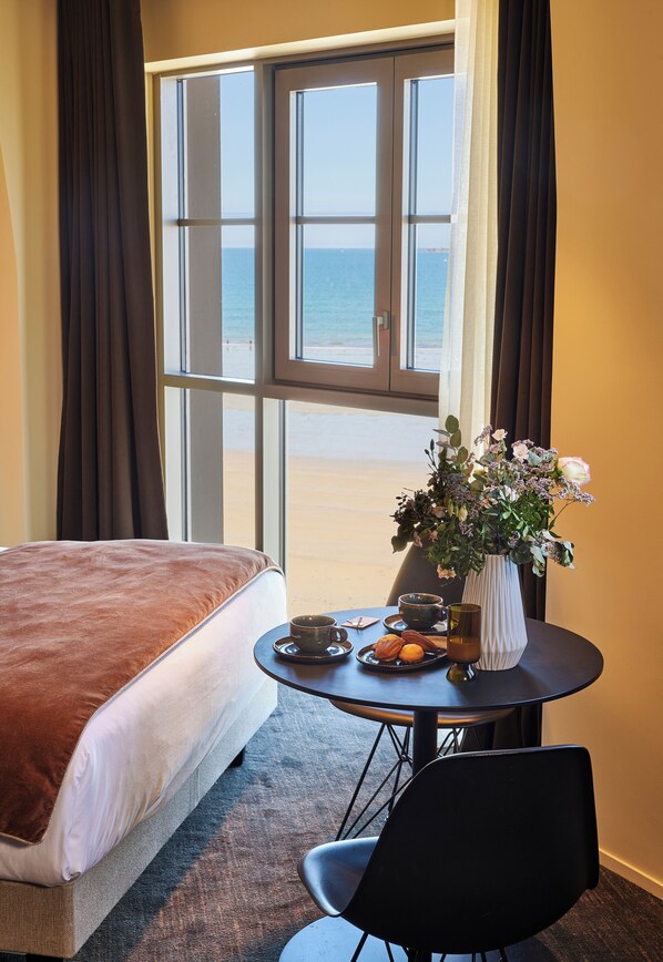 Suite, 1 King Bed with Sofa bed, Sea View
