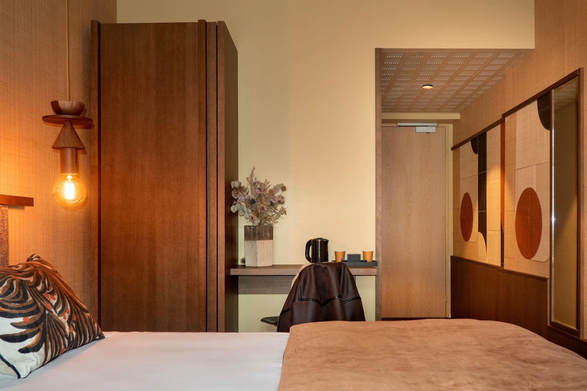 Bäddmadrasser, värdeförvaringsskåp på rummet och skrivbord